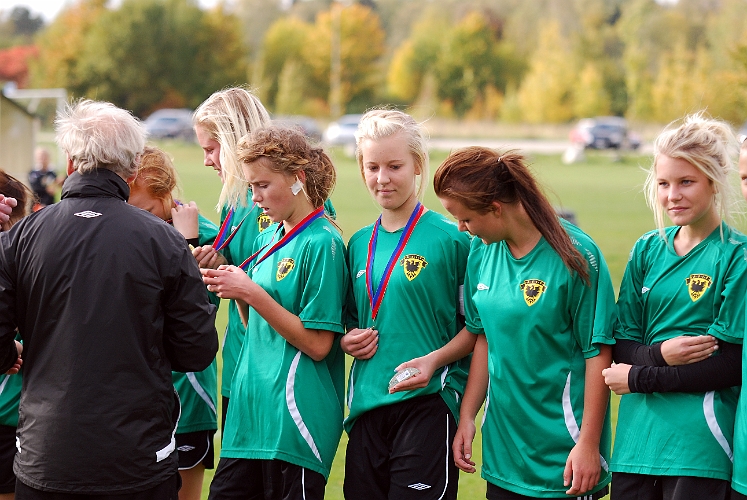 2010_1003_44.JPG - Tjejerna får sina guldmedaljer